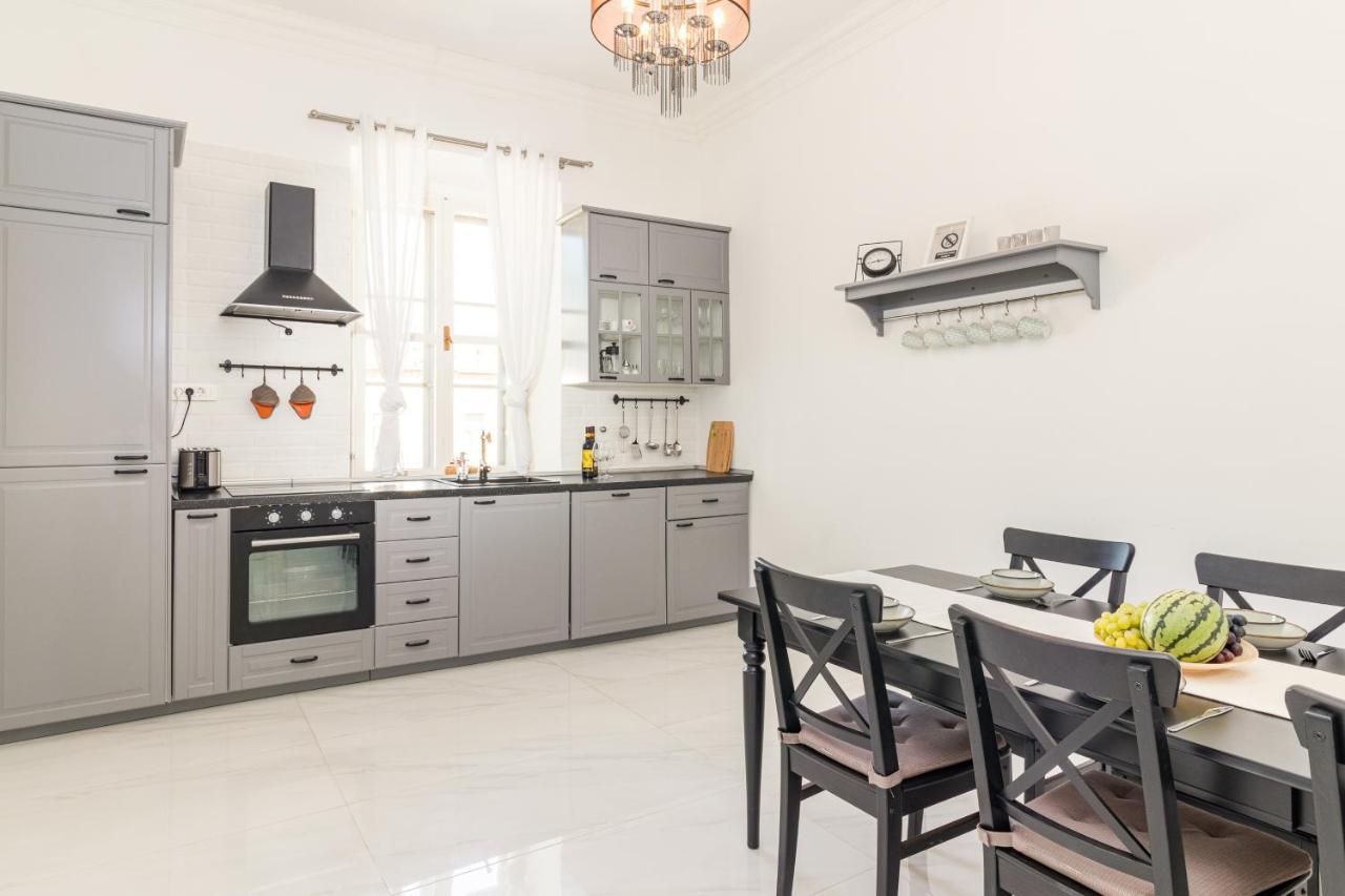 Apartment Augier - Elegant & Spacious - City Centre プーラ エクステリア 写真